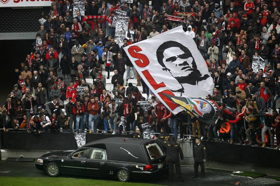 Lo Stadio Da Luz ricorda Eusebio, morto il 5 gennaio 2014 a 71 anni: i tifosi del Benfica sventolano la bandiera, l&#39;auto con la sua bara fa il giro di campo. Ap